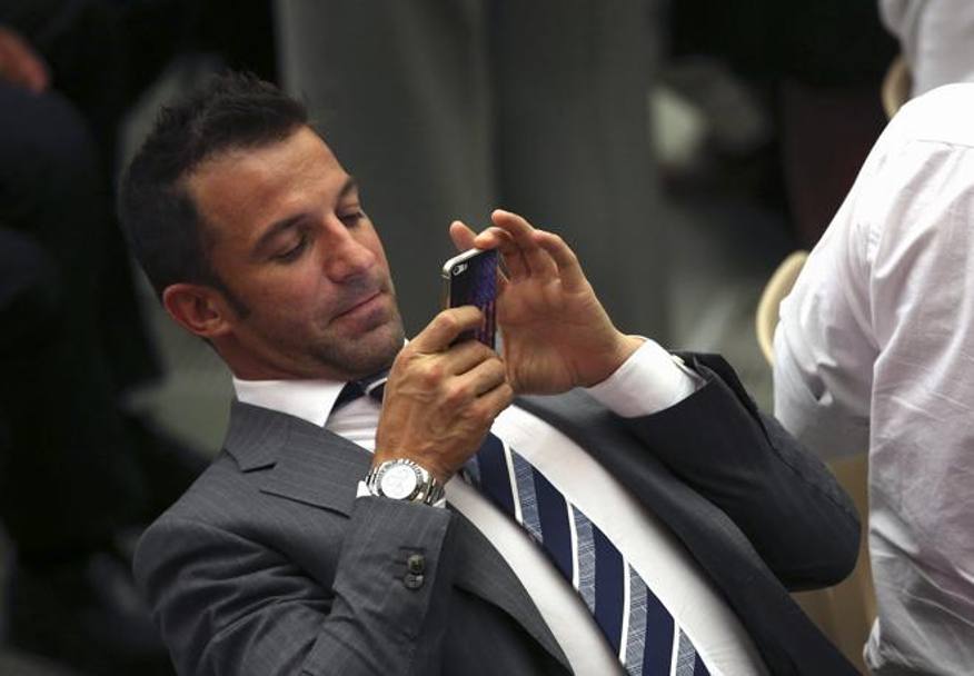 Alessandro Del Piero prova a fare qualche foto...Reuters